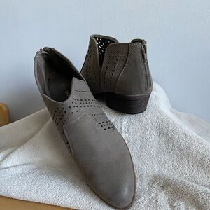 Massini boots size 9